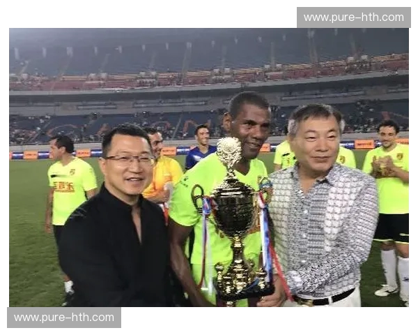 绿茵巅峰的南美华尔兹：当“石榴红”遇上“黑蓝旋风”，拉努斯与苏利亚的宿命对决